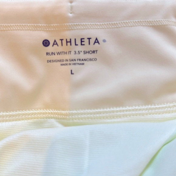 Athleta Run With It 3.5” Short in Tequila Green. New with tags, size Large. - Picture 6 of 8
